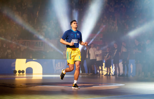 边后卫压上 边后卫压上